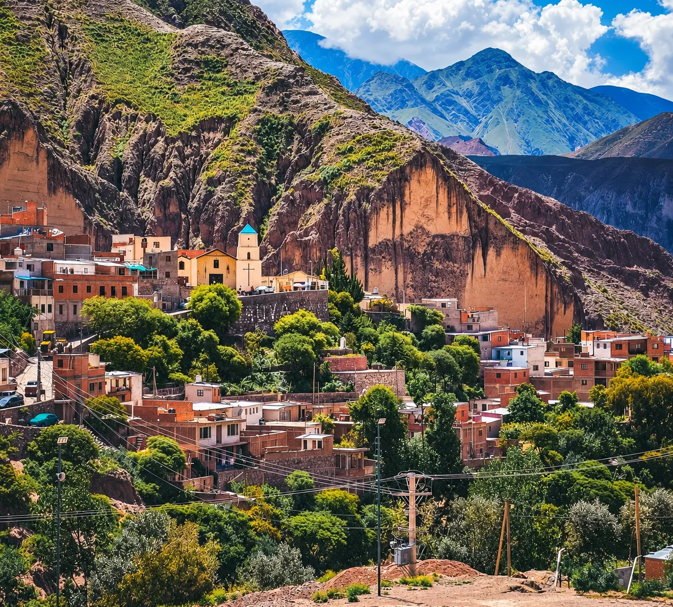 Pueblo de Iruya con su iglesia al pie de la montaña, excursión 4x4 desde Humahuaca