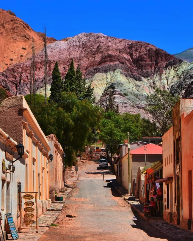Calle de Purmamarca con el Cerro de los Siete Colores al fondo, Quebrada de Humahuaca, Jujuy